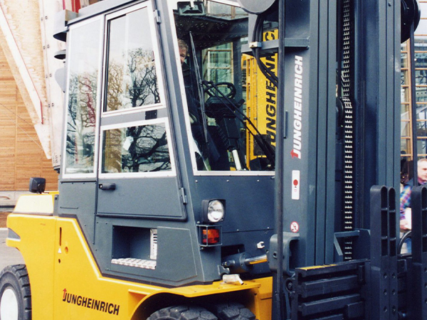 Hydraulic hose reel on forklift trucks