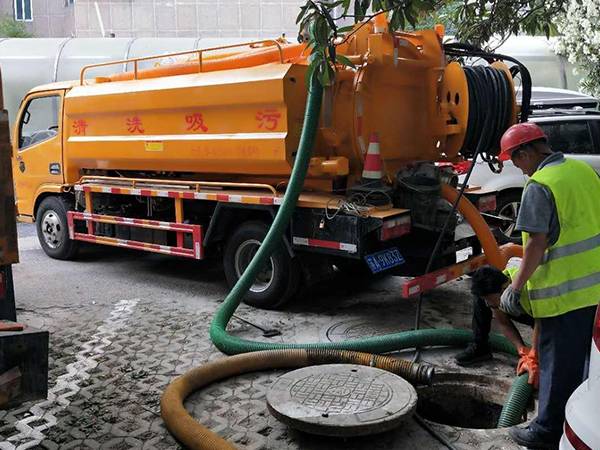 Dredging truck is fitted with an UHP water hose reel for decontamination.